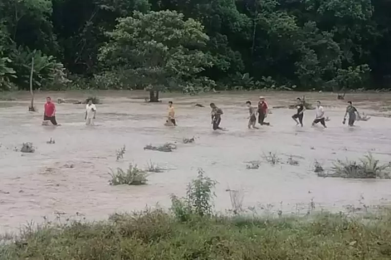 Niño de tres años fallece en el río Tigre debido a inundaciones. Vecinos buscan el niño.