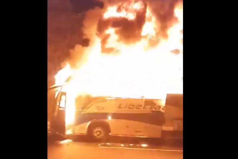 Dos hombres prendieron fuego a bus de la empresa Libertadores en la ruta Yopal - Aguazul, Casanare.
