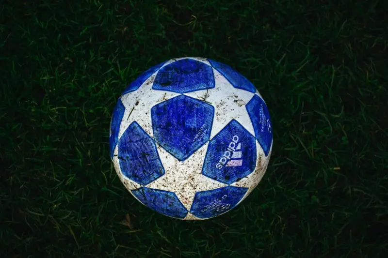 Cómo los clubes de fútbol se transforman en marcas: los casos del Manchester City y el PSG