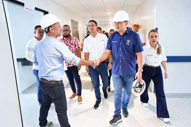 Renson Martínez, la gestora social, diputados, directivos del hospital y demás, reciben parte del avance de las obras por parte de los contratistas.