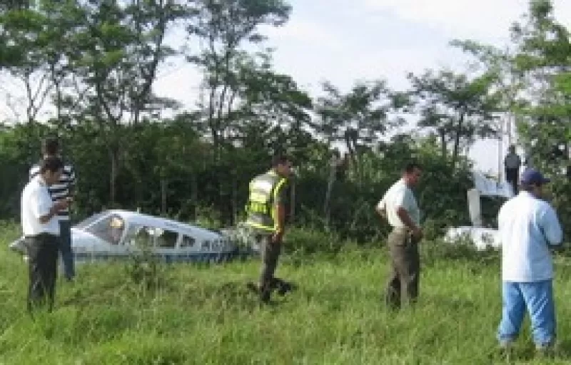 En Villavicencio hoy a las 7:30 de la mañana se accidento la avioneta PH-28 peaper, HK 1570 de la empresa viarco, proveniente del municipio de la Macarena en el departamento del Meta.Foto: Policia Nacional.