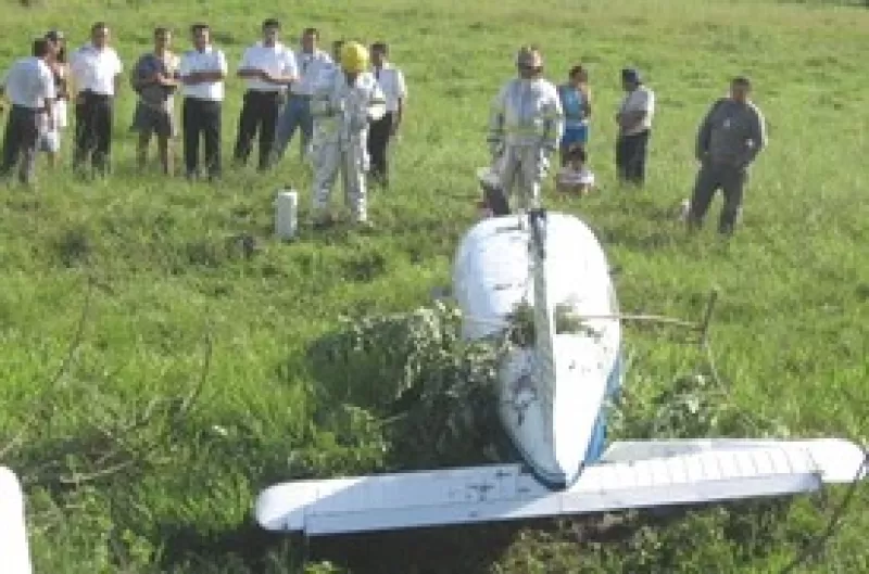 En Villavicencio se accidentó la avioneta PH-28 peaper, HK 1570 de la empresa Viarco, piloteada por Manuel Motavita único ocupante quien salió ileso. Foto: Policía Nacional.