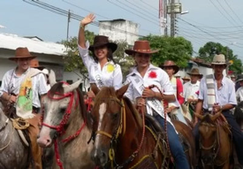 Las candidatas a señorita Arauca en la cabalgata del día de la araucanidad.