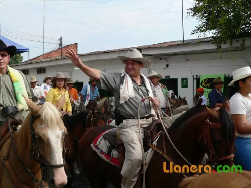 El gobernador de Arauca Julio en la cabalgata del día de la araucanidad.