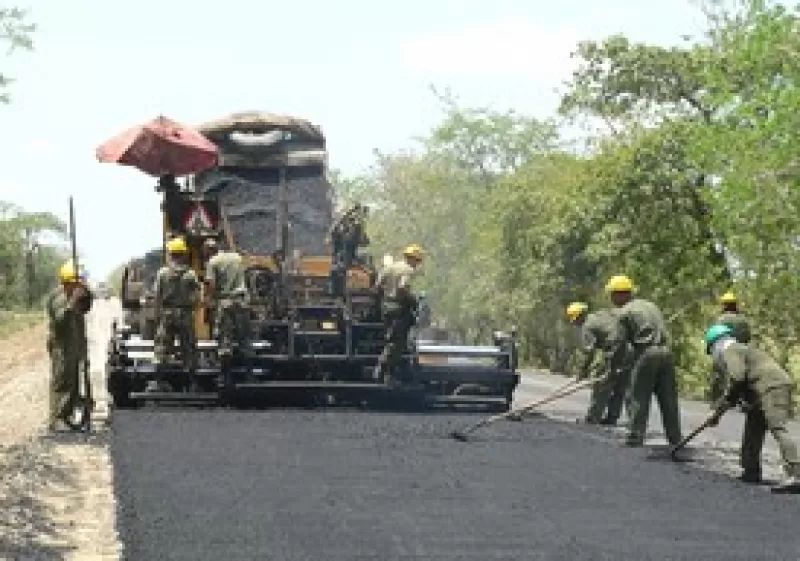 Continúa la pavimentación de la vía Arauca - Tame. El proyecto se inició hace dos años y los ingenieros del Ejército Nacional que la construyen esperan finalizar trabajos a mediados del 2007.
