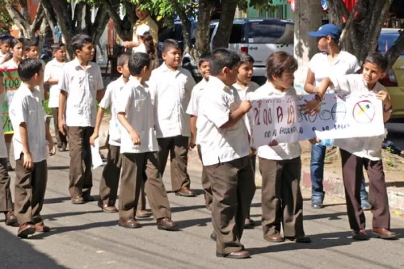 Los niños araucanos marcharon para decir No a las Drogas.