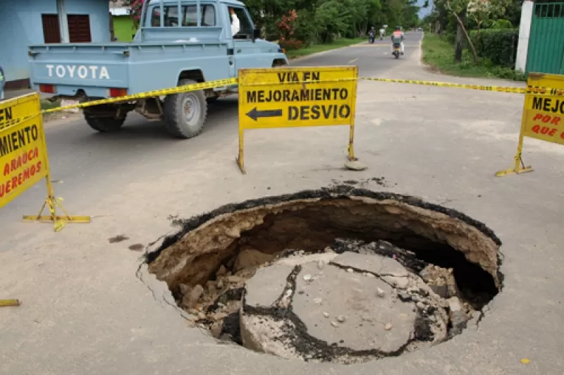Un inmenso crater se suma a las deterioradas calles del municipio de Arauca.
