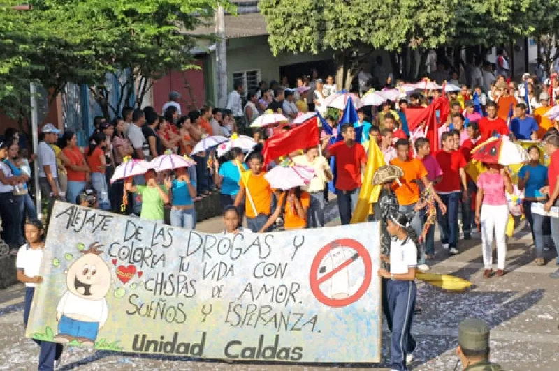 Los jovenes de Arauca participaron con comparsa en la marcha para rechazar el consumo de sustancias alucinógenas.