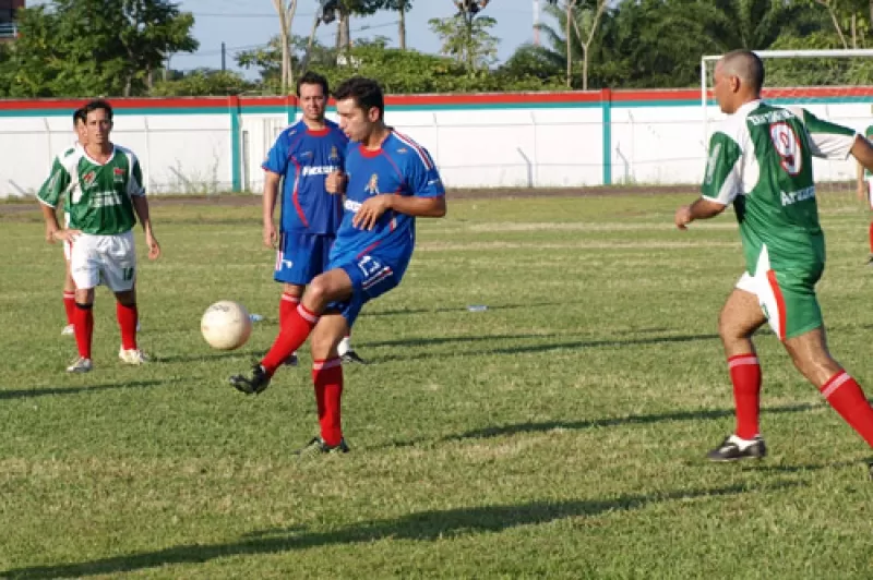 Con un partido entre estrellas de la televisión nacional y jugadores araucanos finalizó la semana comercial de Arauca.