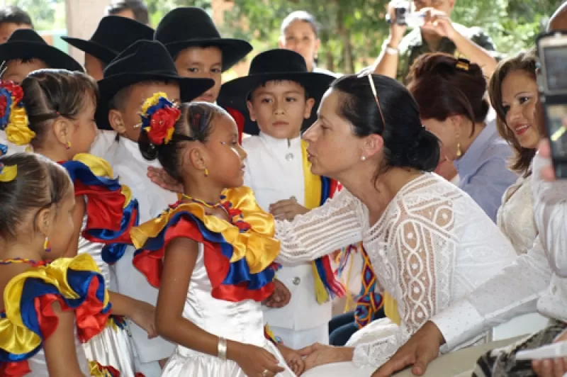 La Gestora Social de la Nación, Lina Moreno de Uribe felicito a los niños bailadores del joropo.