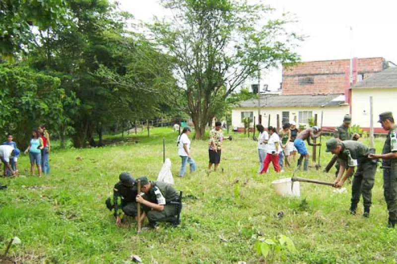 Jovenes y niños participaron en la reforestación de parques y humedales en Villavicencio.