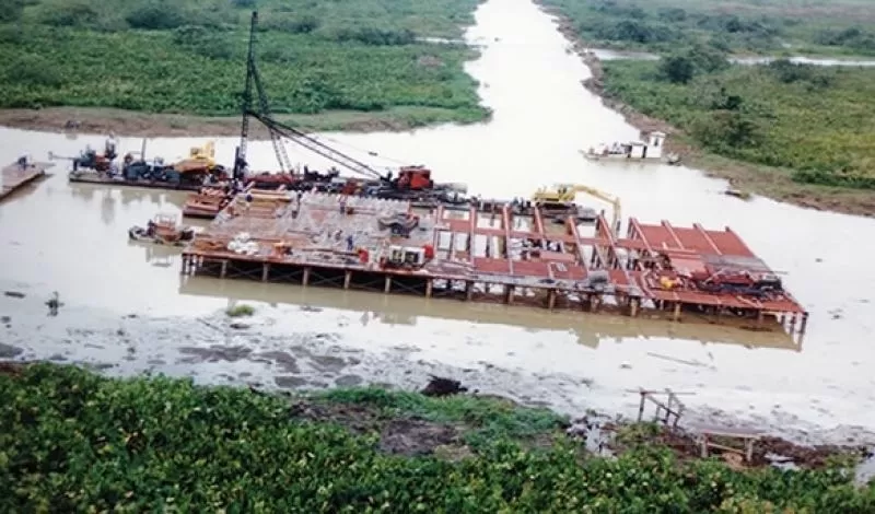 Oxy en búsqueda de petroleo construyó una plataforma para perforar la laguna del Lipa en Arauca, en el proyecto llamado Chipirón.