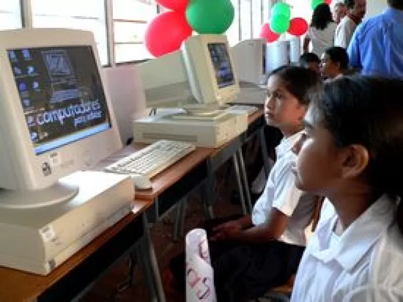 Entrega de 20 equipos a la sede educativa Santa Fe de Arauca por el programa computadores para educar de la Presidencia de la República.