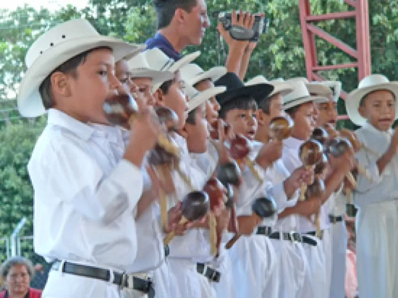 Cierre del primer año de actividades del programa de formación artística y cultural del folclor llanero Padrotes del Arauca. Se han capacitado 2400 estudiantes en las modalidades de Arpa, Cuatro, Maracas, Bandola y Baile del Joropo.