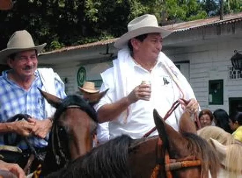 Gobernador de Arauca, Julio Enrique Acosta,  al frente de la Cabalgata que dio inicio a las Fiestas de Arauca, hoy 4 de diciembre, día de la araucanidad.
