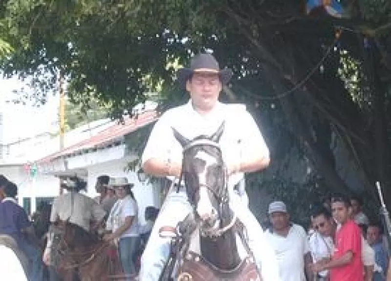 El Gobernador del Departamento del Meta, Ediberto Castro, en la cabalgata por la avenida ciudad de Arauca.