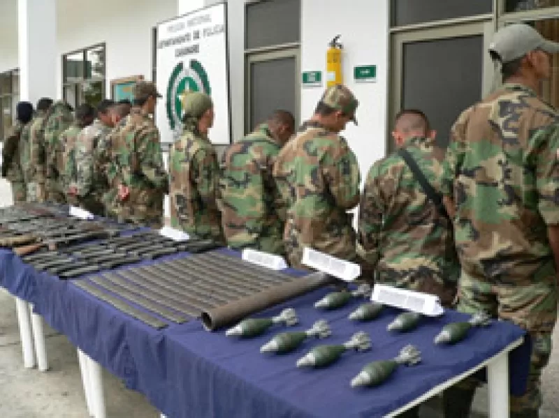 16 integrantes de las autodefensas de Cordoba y Uraba se entregaron a la Policia Nacional en el Departamento de Casanare.