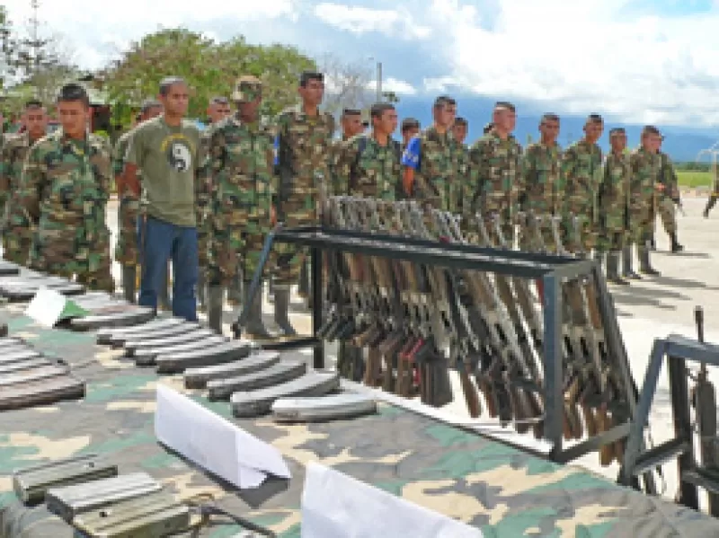 26 integrantes del bloque vencedores de autodefensas ilegales que operaban en el municipio de Tame se entregaron al Ejercito.