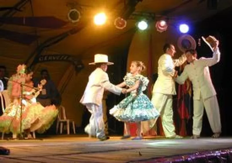 La reina Nacional del Folclor Zaira Pérez Colina cerro la parte cultural del festival demostrando porque gano en Neiva en el 2004.
