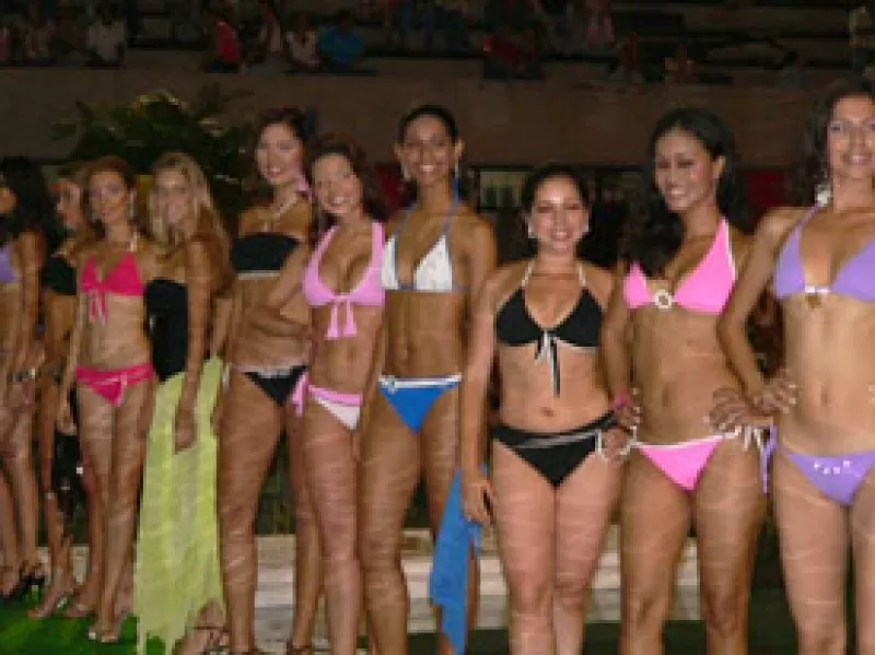 Las candidatas al reinado Internacional del Joropo y la Belleza llanera realizaron su presentacion en traje de baño.