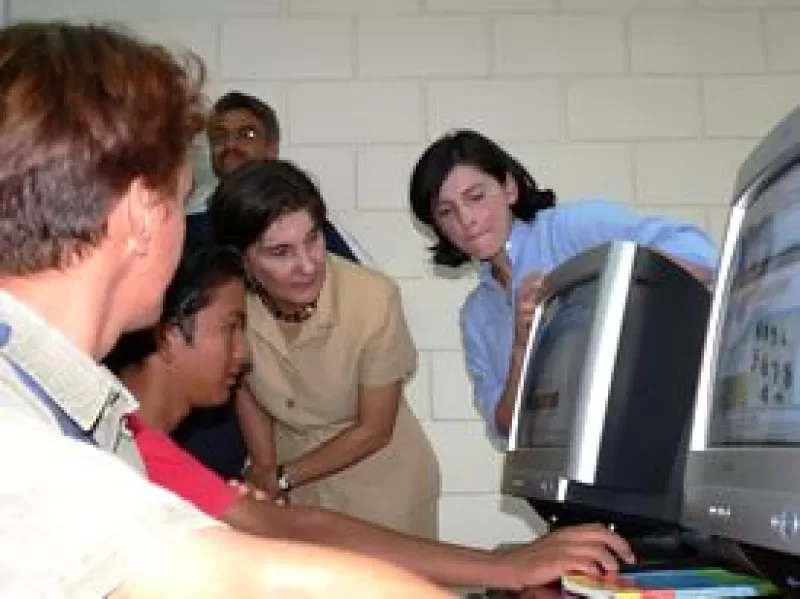 La ministra de Educación María Cecilia Vélez, hizó reconocimiento al programa A Crecer el cual a beneficiado a 1797 estudiantes, el programa es dirigido por Ecopetrol y Oxi con el Apoyo de la Gobernación de Arauca.