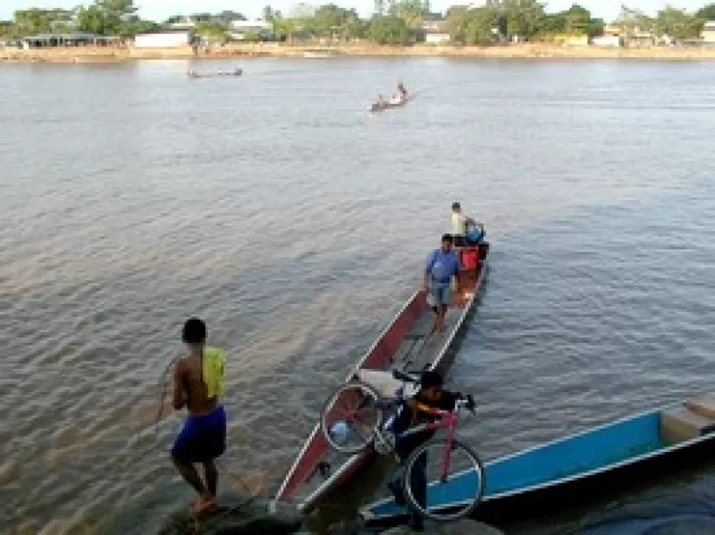 Las actividades comerciales se desarrollan normalmente en el paso fluvial fronterizo entre Arauca Colombia y el Amparo Venezuela.