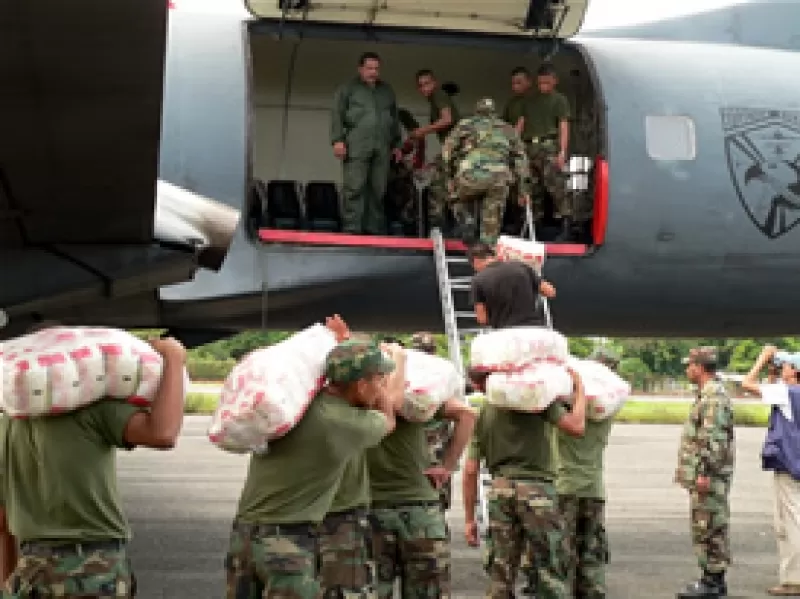 El Ejército dispuso un avión DC 10 para transportar diez toneladas de mercancía a los municipios del departamento de Arauca que desde hace 20 días esta paralizado.