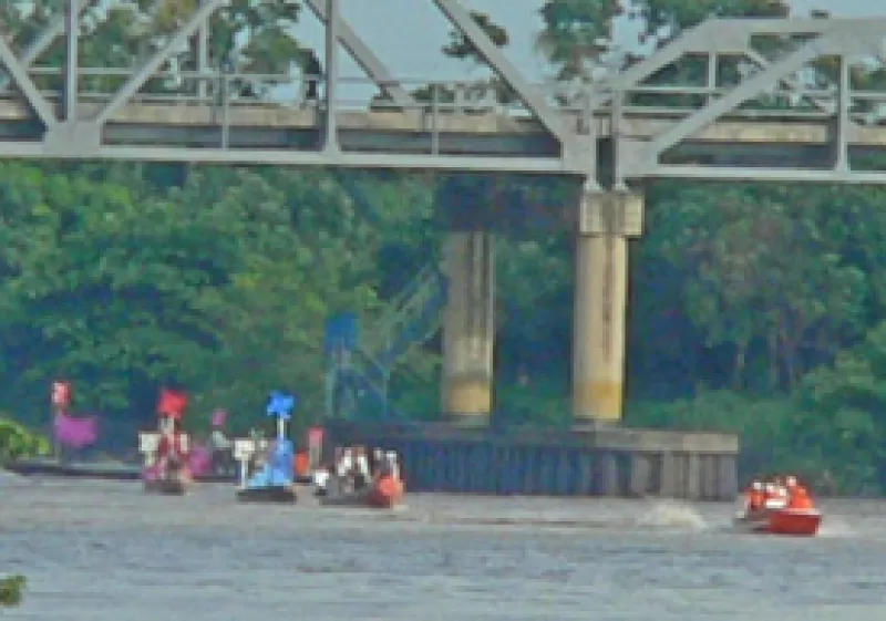 Las candidatas a señorita Arauca participaron en la regata por el río Arauca.