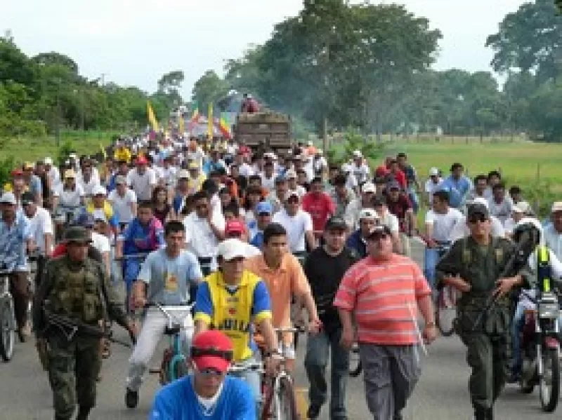 El Alcalde de Saravena Antonio José Ortega encabezo la protesta para exigirle al Nacional de Vías (Invías) celeridad en los trabajos de reconstrucción del puente sobre el río Banadías.