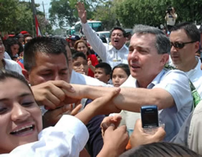 El presidente Álvaro Uribe Vélez saluda a los habitantes de Arauca quienes salieron a esperarlo a su llegada a esa ciudad, en donde el Jefe de Estado participó en la Cumbre de Gobernadores.
Foto: César Carrión Ayala- SNE