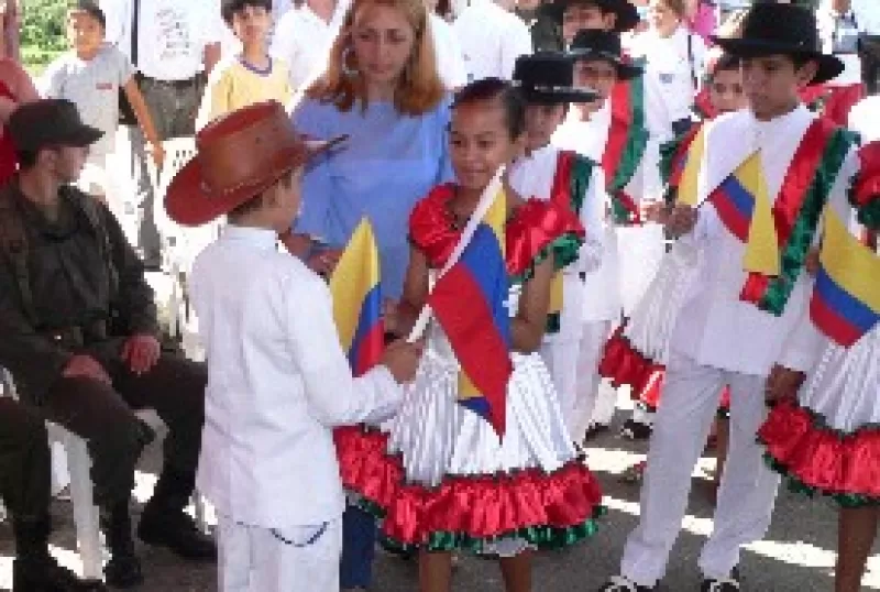 Intercambio de banderas de Colombia y Venezuela en la inaguración de la Jornada de Vacunación de las americas.
