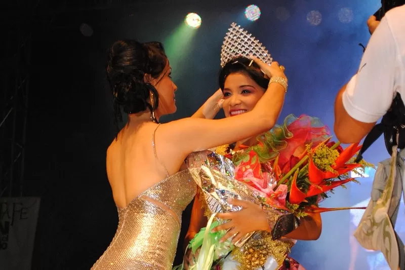 Yulitza Tatiana Siniva Colina, representante del departamento de Arauca, fuer coronada como reina Internacional del Joropo, la candidata de Santander fu elegida como virreina.
