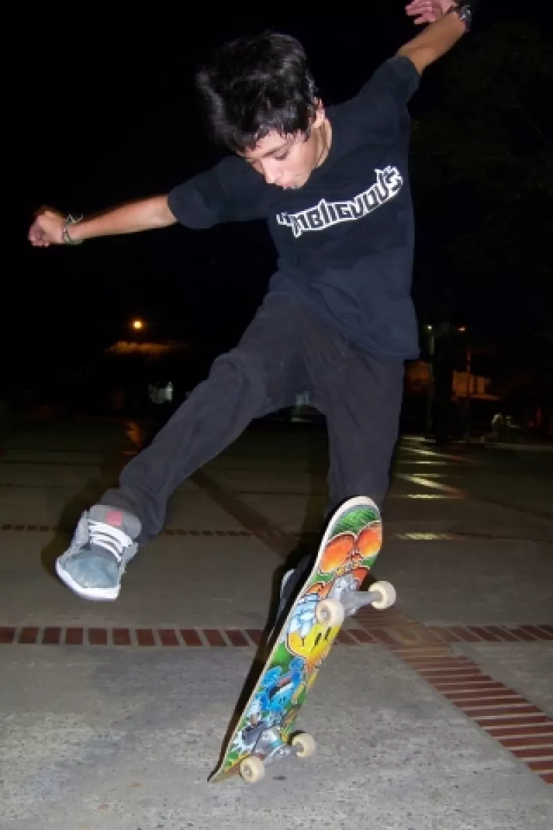 Jovenes practicando Skateboarding en la plazoleta de la Alcaldía municipal.