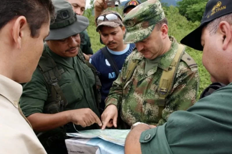 Los dos generales revisaron los mapas de la zona del Guamo en Cubara.