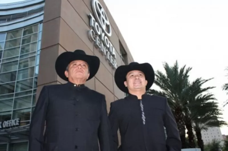 Walter y Cholo, al ingreso al Toyota Center.