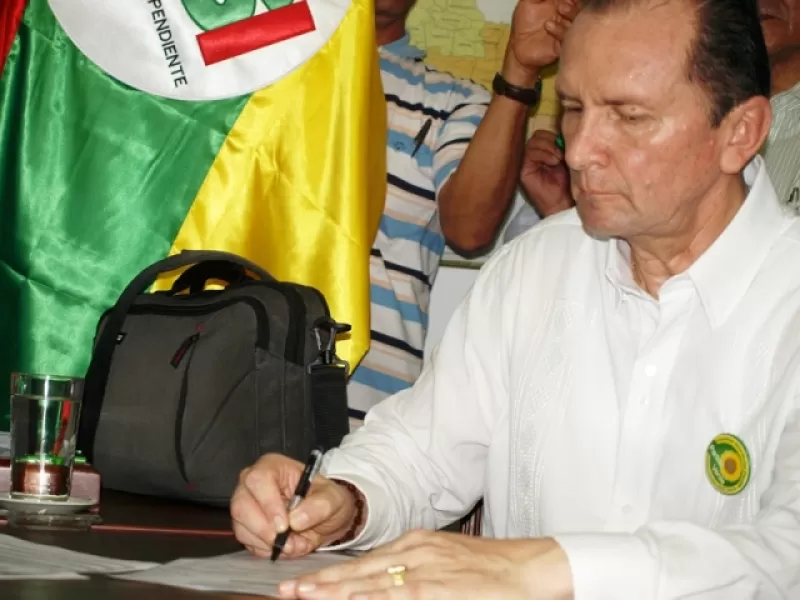 Helmer Muñoz se inscribió en la Registraduría como candidato a la gobernación de Arauca en la coalición del Partido Verde y la Alianza Social Indígena. 