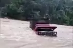 Camioneta con ganado arrastrada por río Puna Puna en zona rural de Tame.