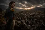 Mira preocupado al horizonte, al darse cuenta que cayó en el engaño de Bolívar y corre a Santafé por apoyo.
