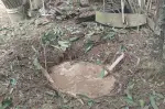 Cráter dejado por la explosión en el patio de una vivienda en Fortul, Arauca.