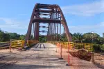 Creciente del río Tame mantiene bajo vigilancia el puente y obliga a mantener paso controlado.
