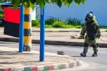 Expertos antiexplosivos realizaron un procedimiento para desmontar una bandera del ELN en el municipio de Tame.