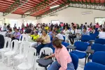 Por no permitirle al funcionario departamental el micrófono para que se dirigiera a los asistentes.