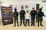 Cobrando una extorsión a una comerciante en Arauca.
