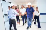 Renson Martínez, la gestora social, diputados, directivos del hospital y demás, reciben parte del avance de las obras por parte de los contratistas.