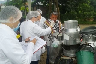 Realizaron operativo de control sanitario a expendedores de leche cruda, en la Vía hacia Morichal.