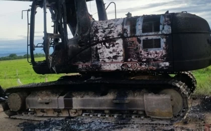 Una retroexcavador fue incendiada por desconocidos en Yopal, Casanare. Autoridades investigan el hecho.