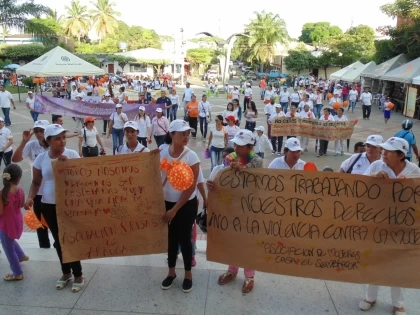Araucanos apoyaron la marcha de la camisa blanca, como forma de manifestarse contra la violencia hacia las mujeres.