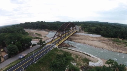 El nuevo puente posee 125 metros de largo, y es el único en la región que cuenta con iluminación.