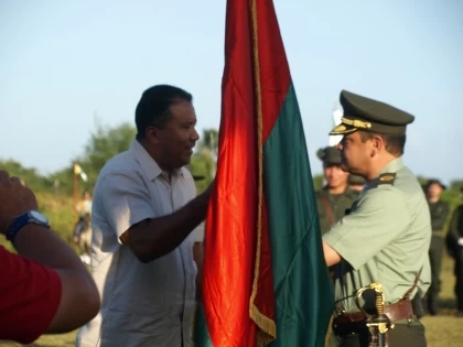 De manos del gobernador de Arauca, Facundo Castillo, el coronel Wilmer José Valencia Ladrón de Guevara, recibió la bandera del departamento de Arauca.