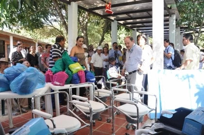 El gobernador del departamento de Arauca, Ricardo Alvarado en compañía de su esposa la Gestora Social Luz María Sárzosa, llegaron al Centro de Bienestar para el Anciano en el municipio de Arauca.